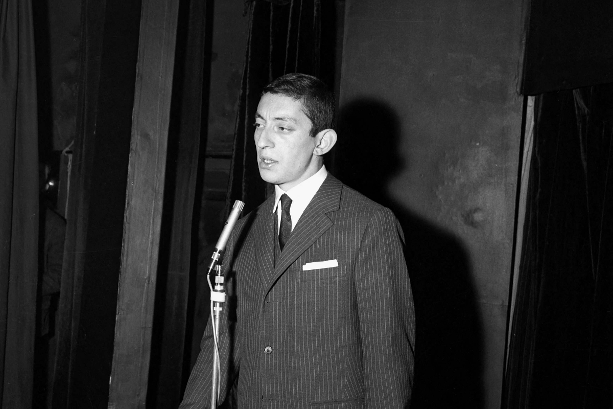 Serge Gainsbourg (1928-1991), chanteur français, dans "Opus 109". Paris, cabaret des Trois Baudets, novembre 1958.