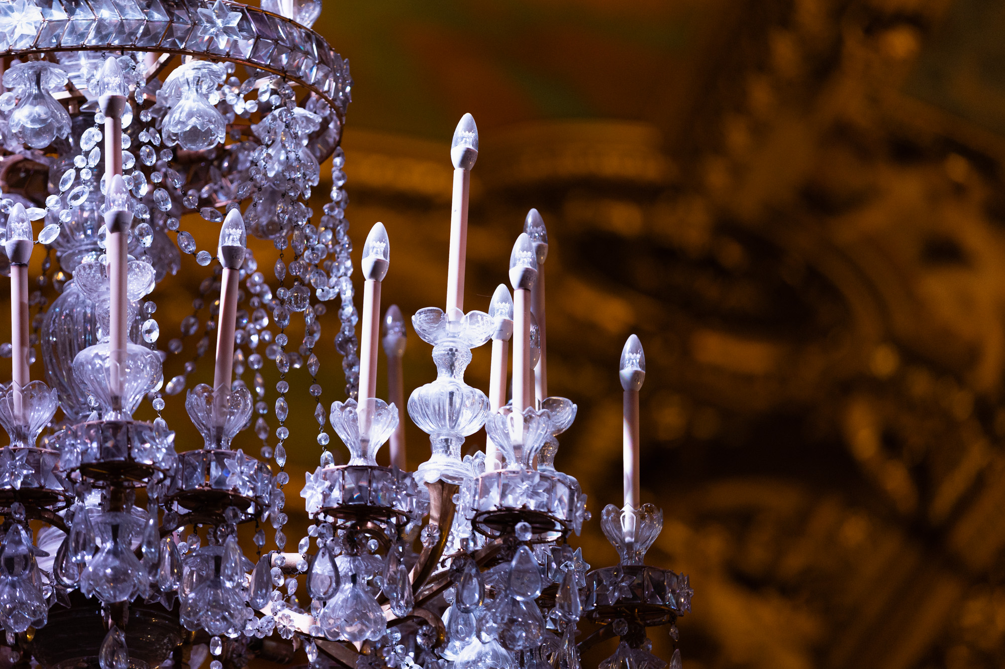 Gros plan sur les lustres en cristal Baccarat