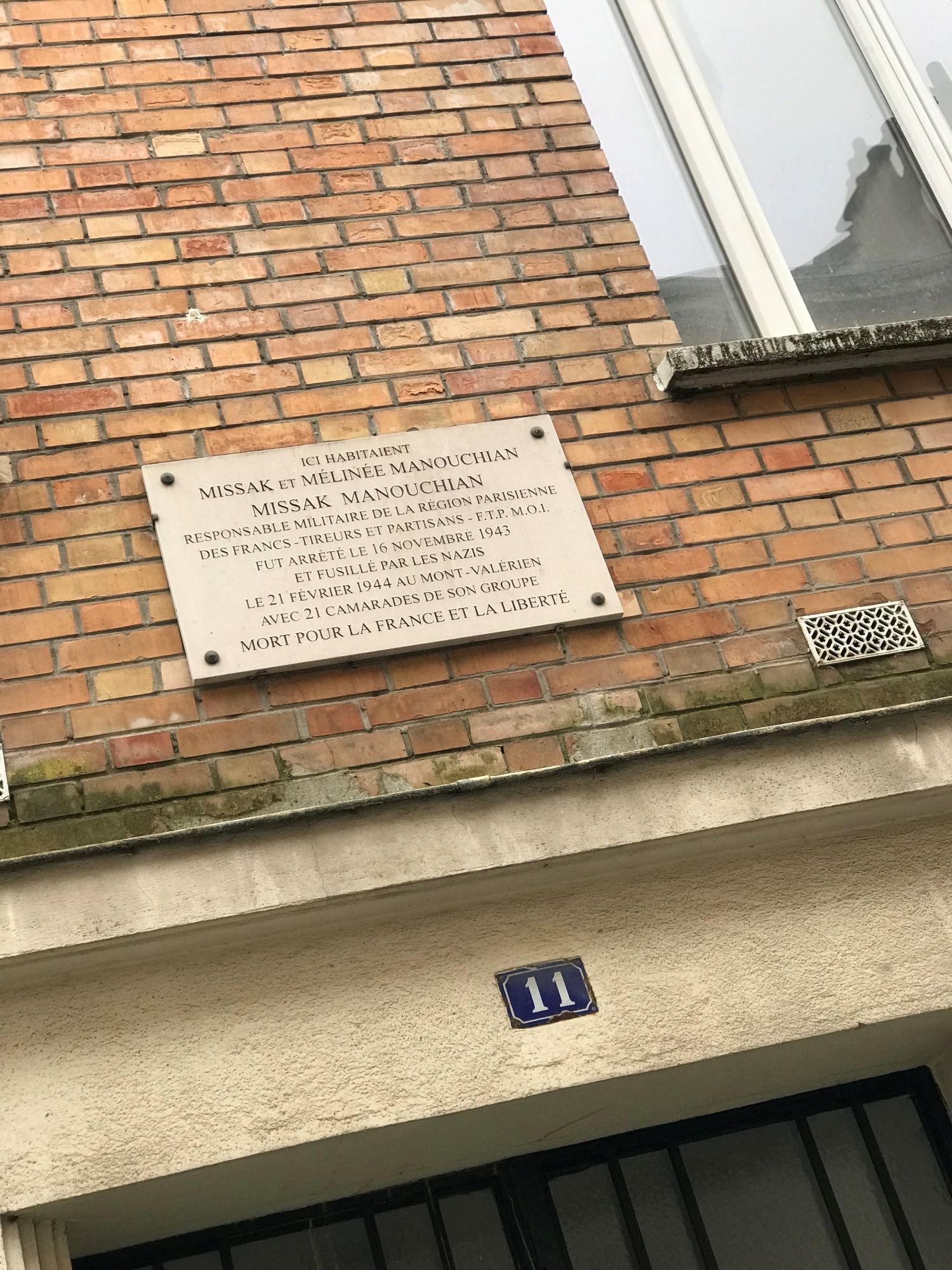 Plaque commémorative à la mémoire de Mélinée et Missak Manouchian sur la façade du 11, rue de Plaisance, Paris 14e