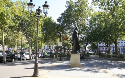 Photo de la place Léon Blum et de sa statue