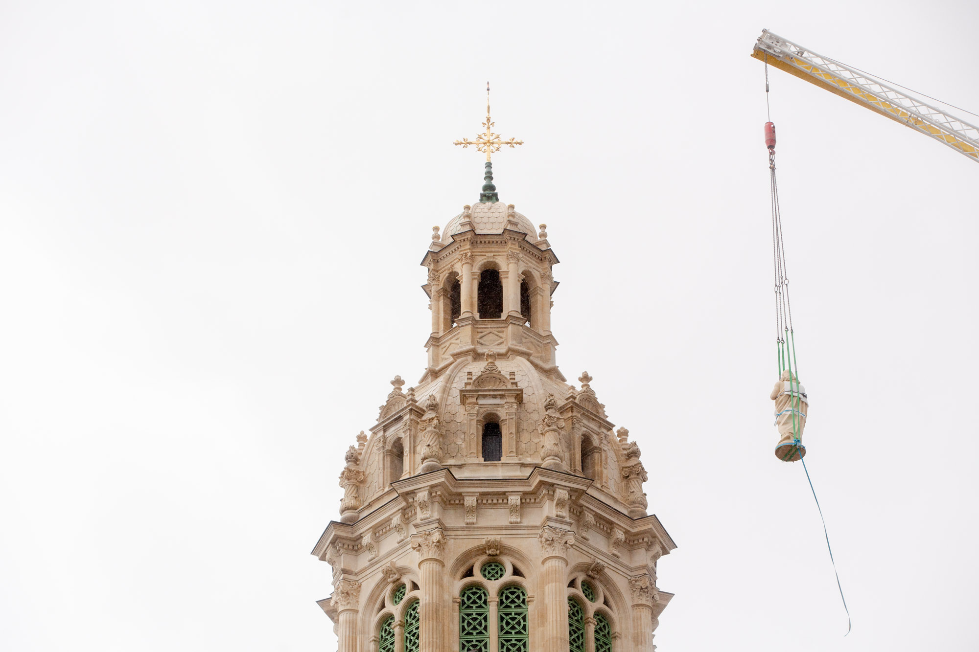Repose des statues des évangélistes de l'Église de la Sainte Trinité.