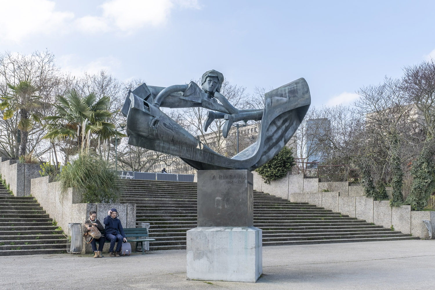 Statue d'Artur Rimbaud dans le square Tino Rossi (5e) 