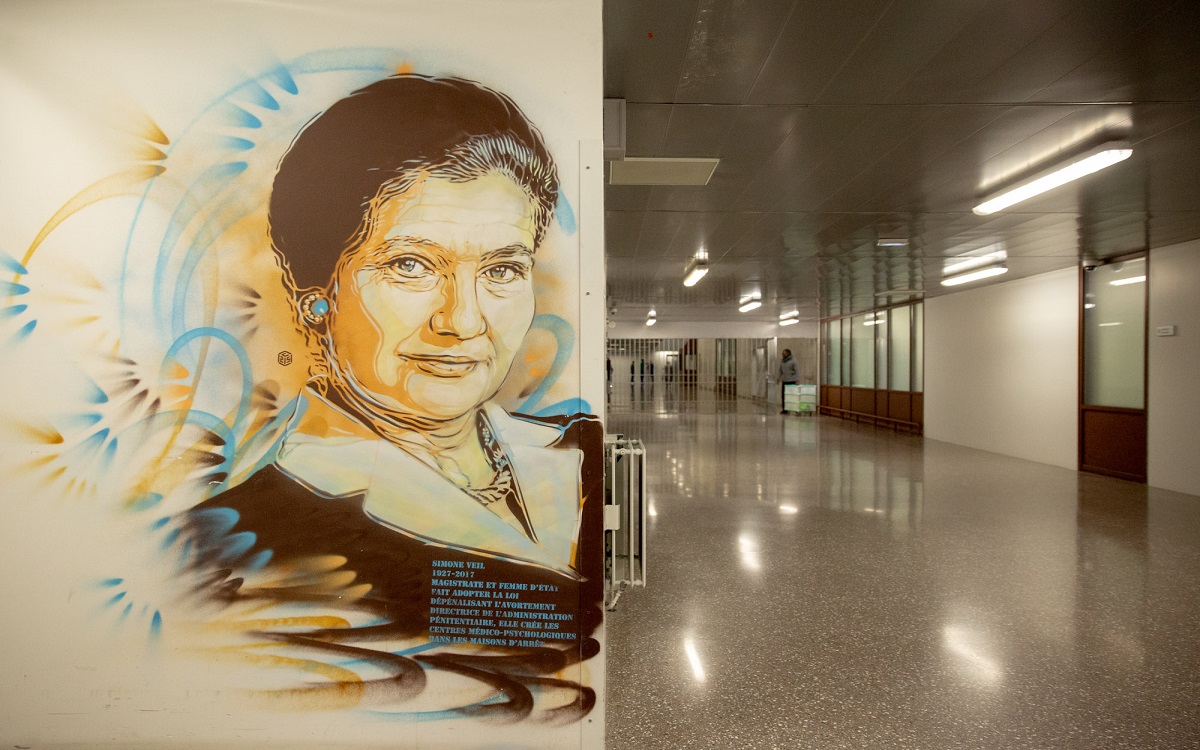 Fresque de Simone Veil dans une aile rénovée de la prison de la Santé
