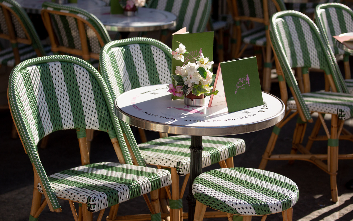 Une terrasse de café.