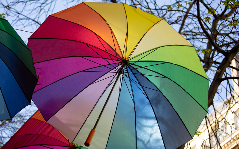 Parapluie aux couleurs arc en ciel. 
