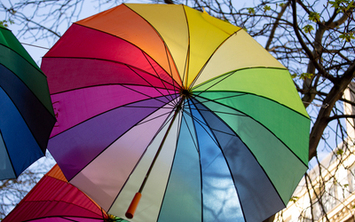 Parapluie aux couleurs arc en ciel. 
