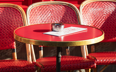 Table de bistrot, en terrasse. 