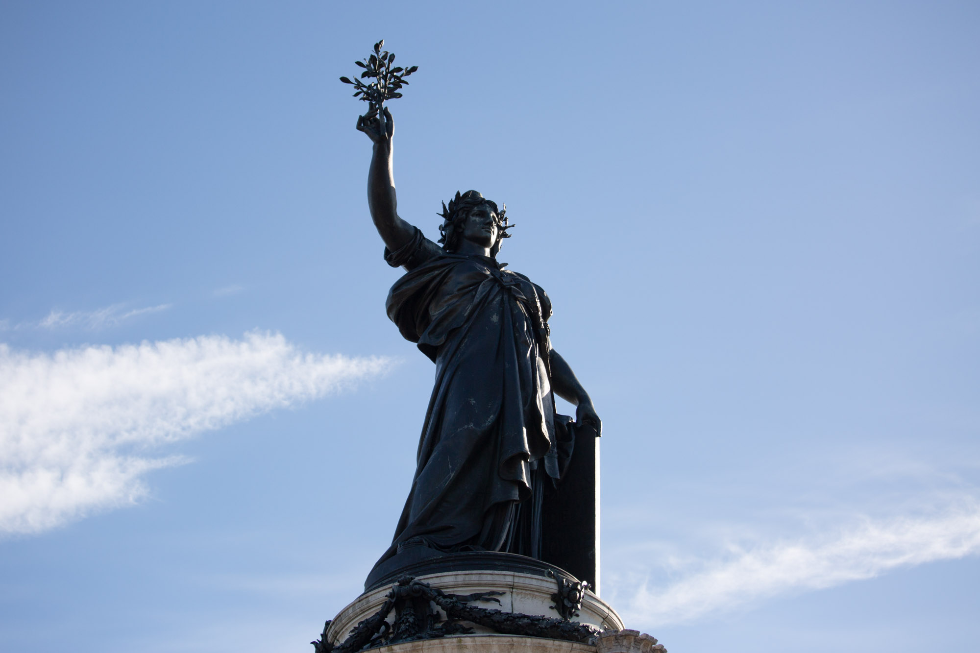 La statue de la République sous le soleil.