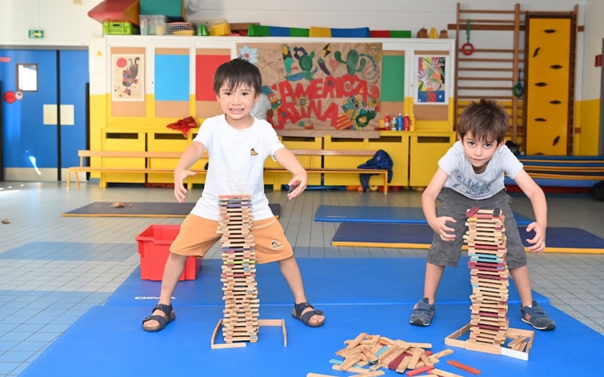 Enfants jouant avec des jeux de construction