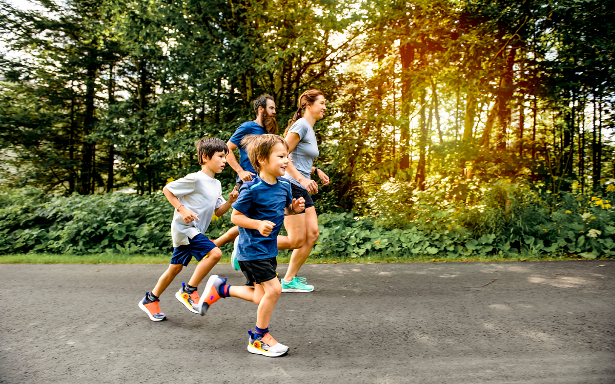 Famille en train de faire un jogging dans une forêt