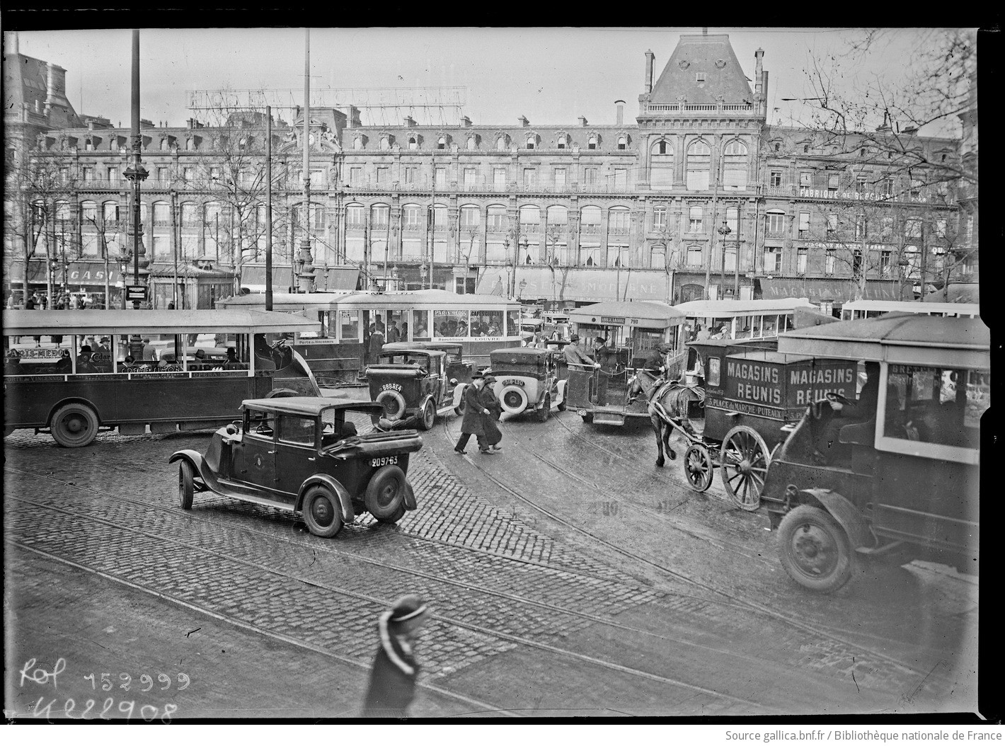 En 1931, encombrement place de la République, à Paris. 