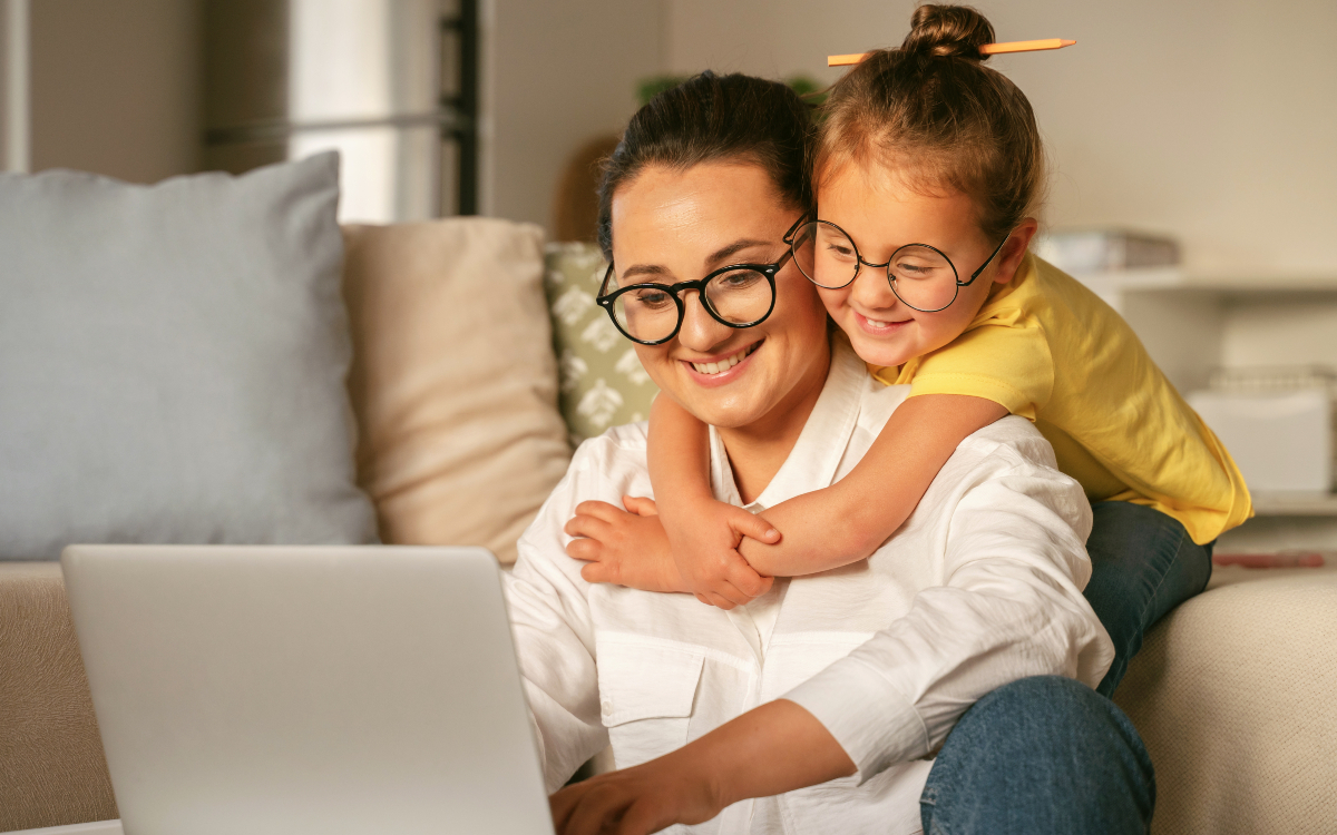 Une mère et sa fille regardant une vidéo sur l'ordinateur.