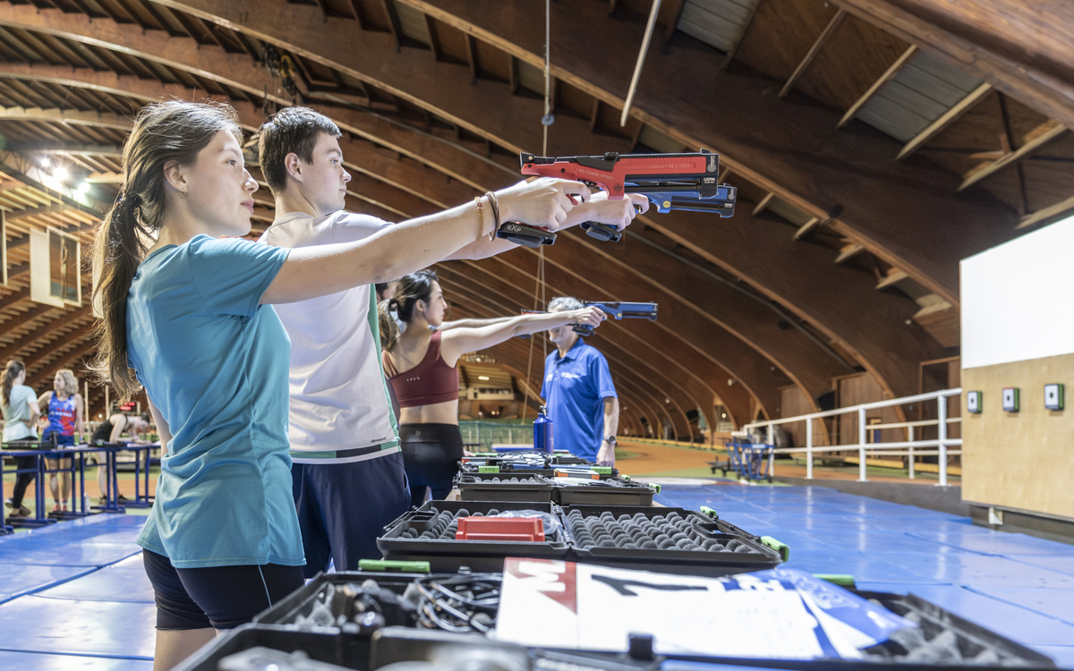 Tireurs de laser-run sur le pas de tir