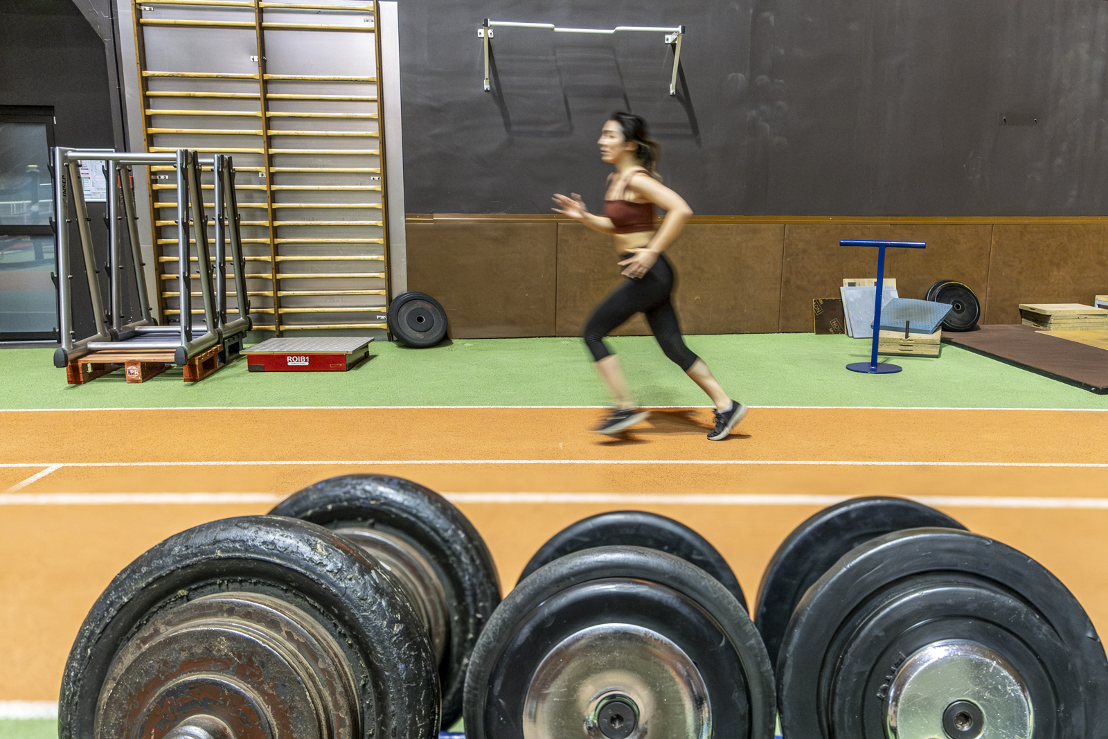Coureuse de Laser-run sur une piste de l'INSEP