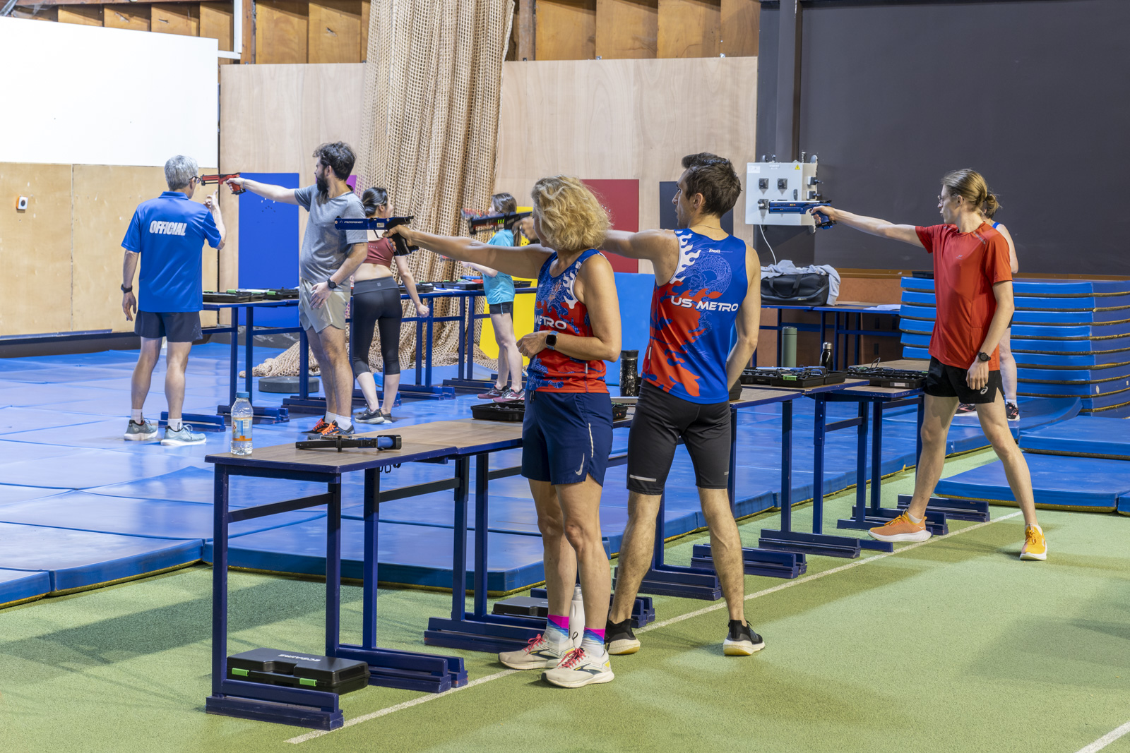 Tireurs de laser-run sur le pas de tir