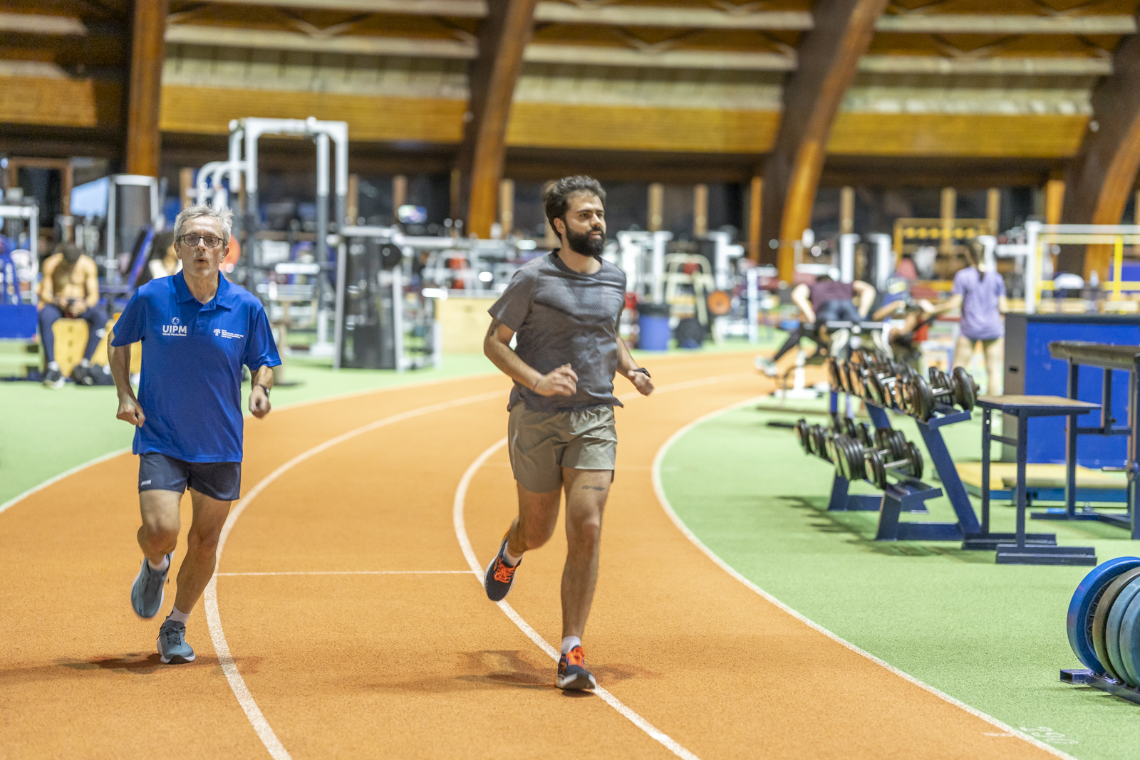 Coureurs de laser run sur une piste couverte