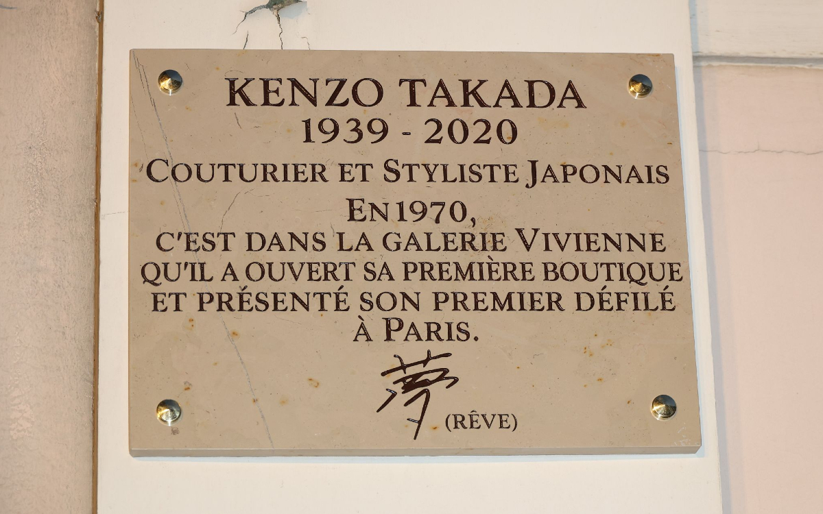 Plaque commémorative en hommage à Kenzo Takada, rue de Rivoli. 