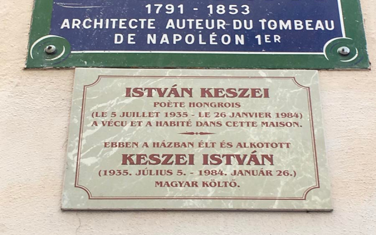 Plaque en hommage au poète hongrois István Keszei rue Visconti (6e)