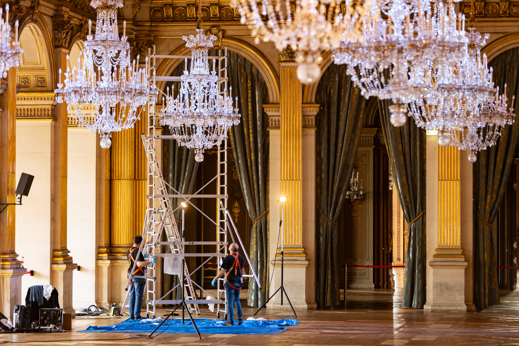 Nettoyage des lustres Baccarat de la salle des fêtes de l'Hôtel de Ville