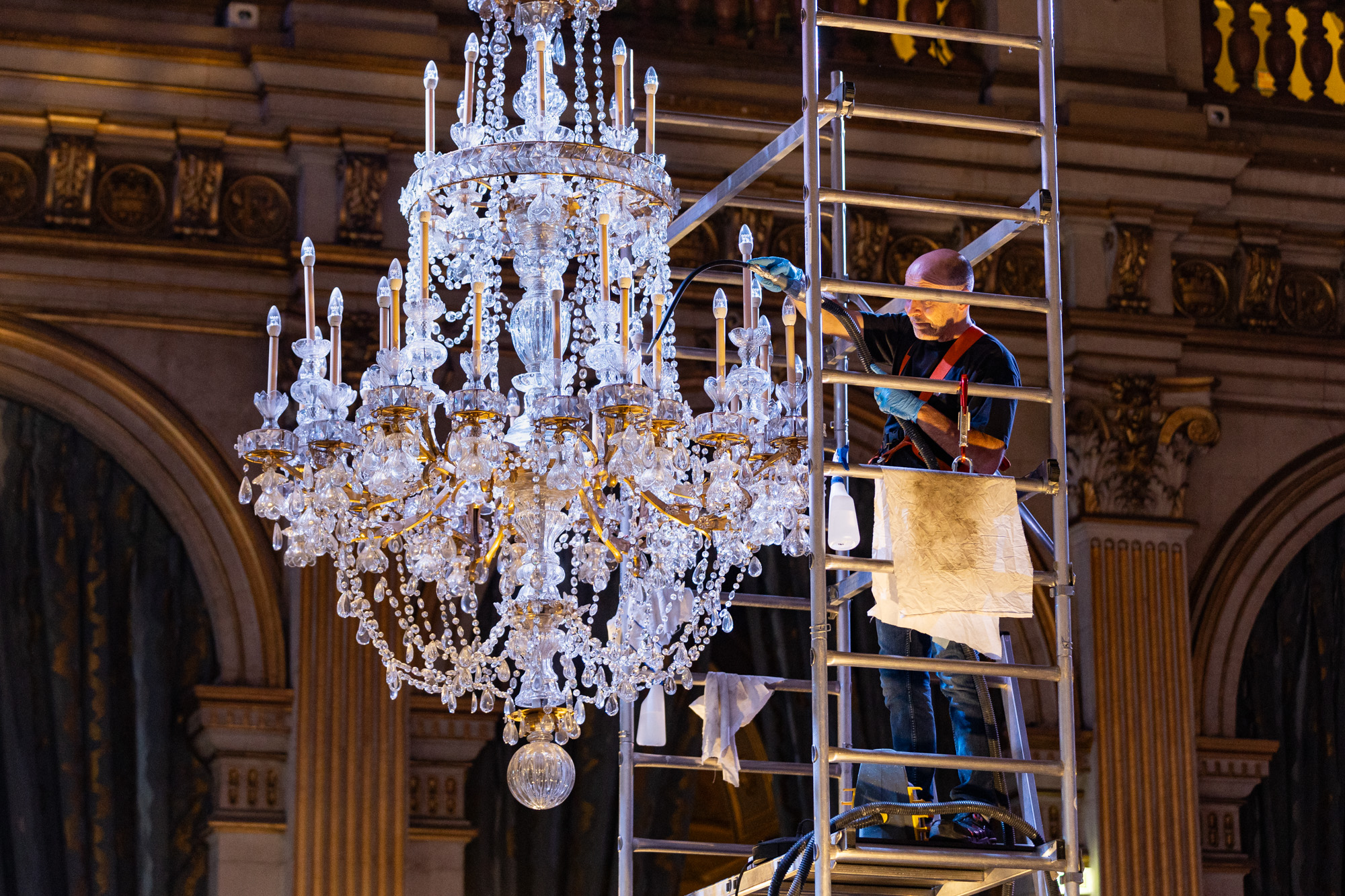 Nettoyage des lustres Baccarat de la salle des fêtes de l'Hôtel de Ville