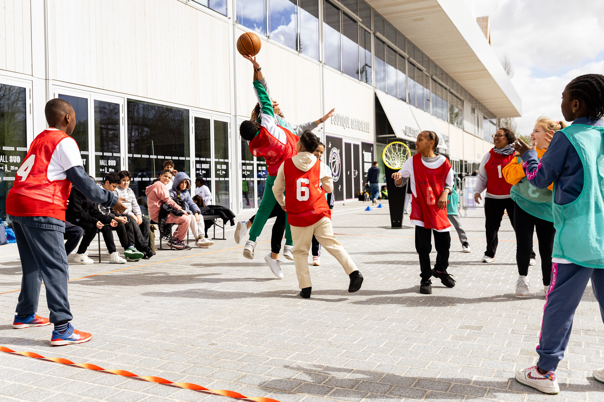 Des jeunes jouant au basket