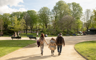 Promenade en famille. 