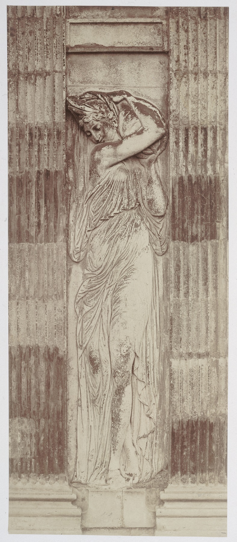 Façade ouest de la fontaine des Innocents, détail d'une nymphe, photo de Charles Marville vers 1855