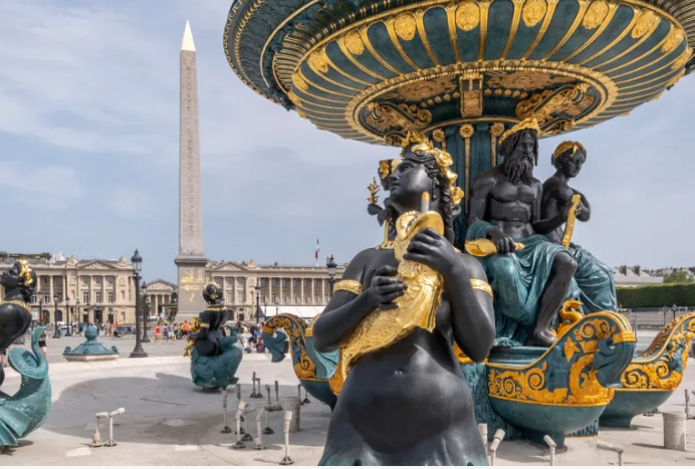 Vue sur une fontaine de la place de la Concorde restaurée en 2023.