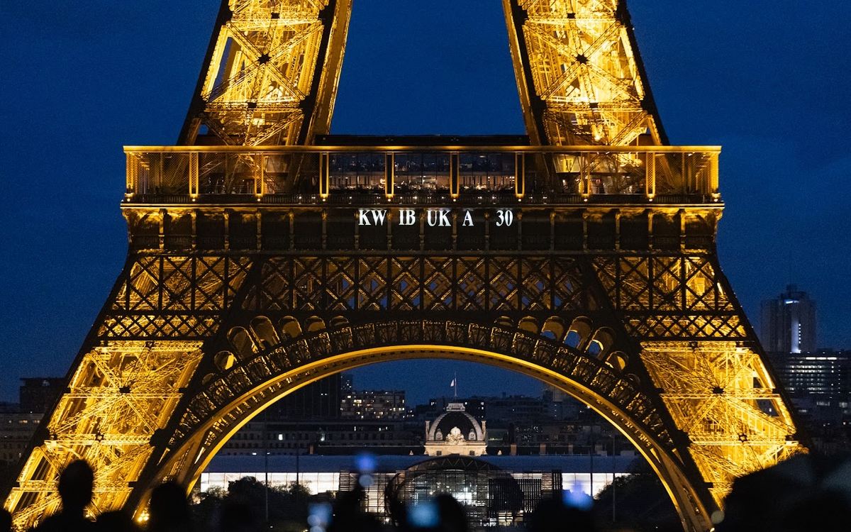 Dimanche 7 avril 2024, pour la 30e commémoration du génocide contre les Tutsis au Rwanda, la tour Eiffel a été illuminée avec ce message, « Kwibuka », qui signifie « se souvenir » en langue Kinyarwanda.