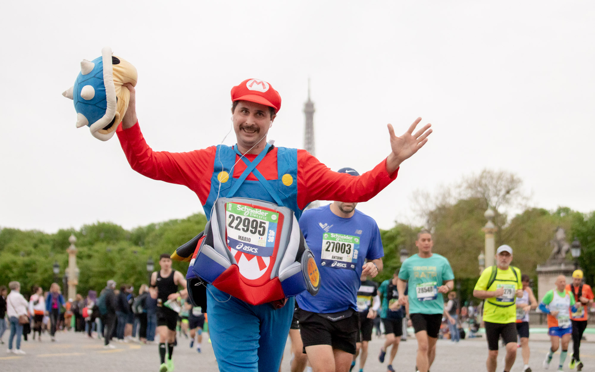 Mario Bros court le 47e Marathon de Paris.
