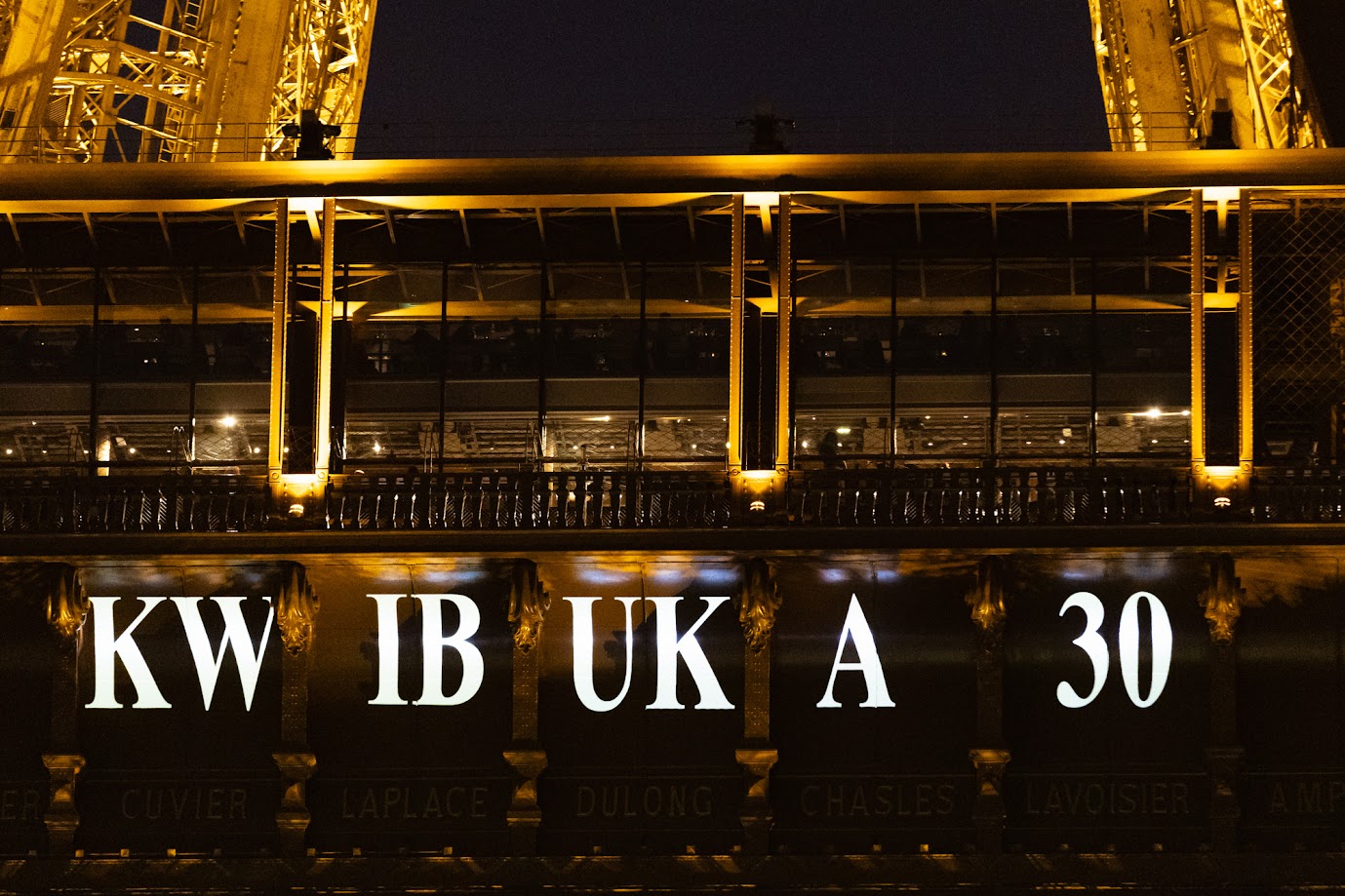 Dimanche 7 avril 2024, pour la 30e commémoration du génocide contre les Tutsis au Rwanda, la tour Eiffel a été illuminée avec ce message, « Kwibuka », qui signifie « se souvenir » en langue Kinyarwanda.