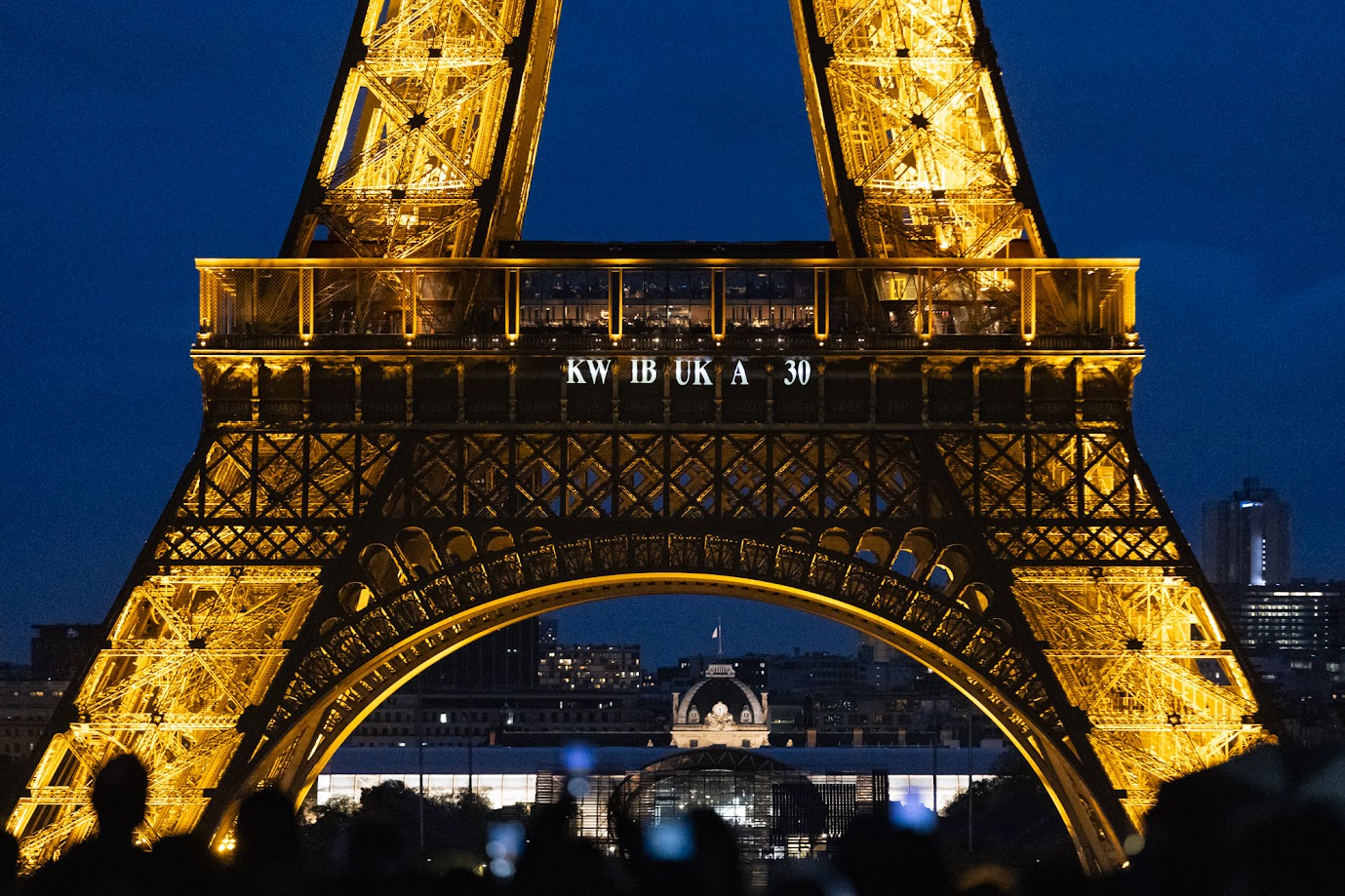 Dimanche 7 avril 2024, pour la 30e commémoration du génocide contre les Tutsis au Rwanda, la tour Eiffel a été illuminée avec ce message, « Kwibuka », qui signifie « se souvenir » en langue Kinyarwanda.