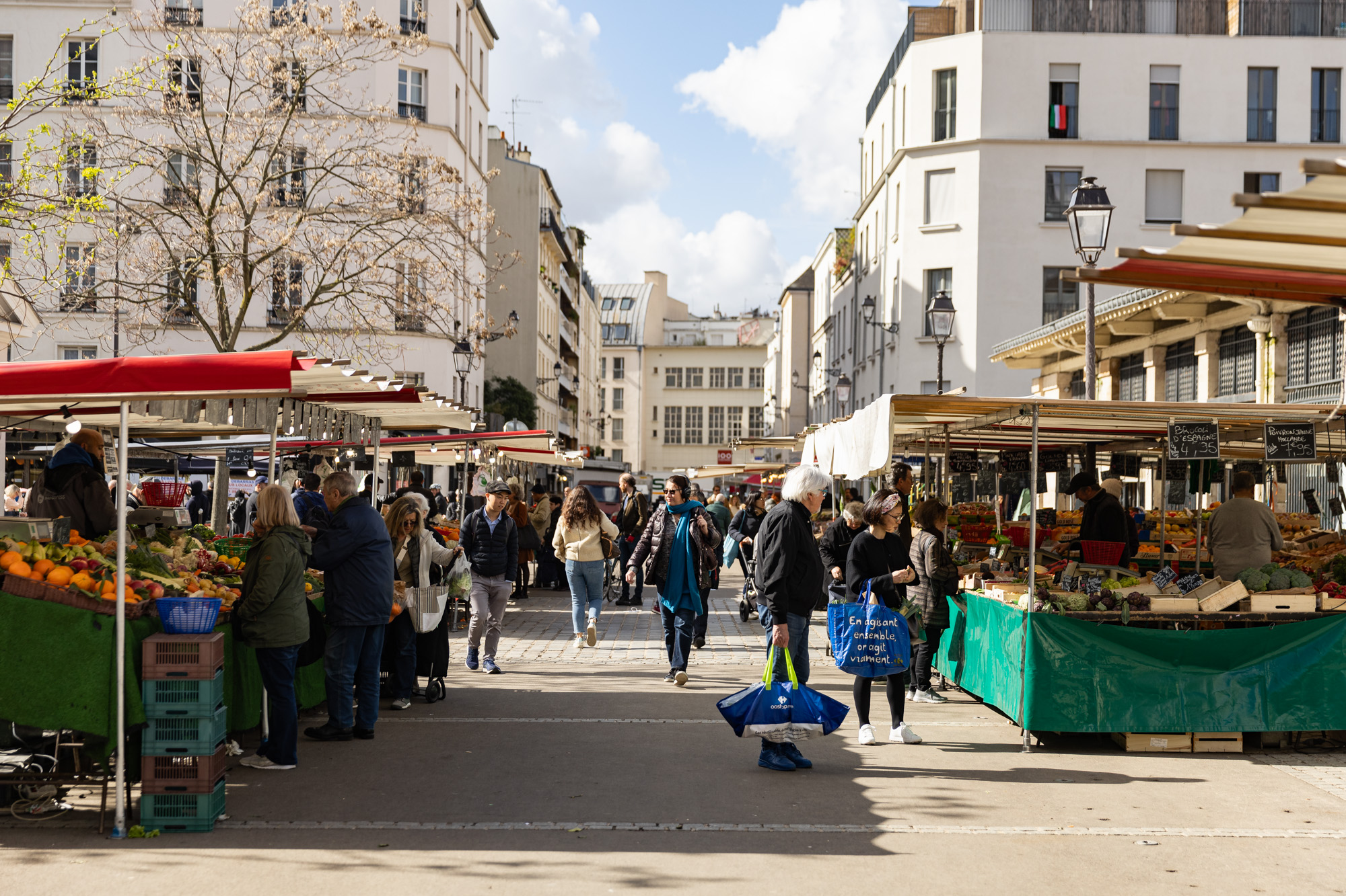 Une personne fait le marché.