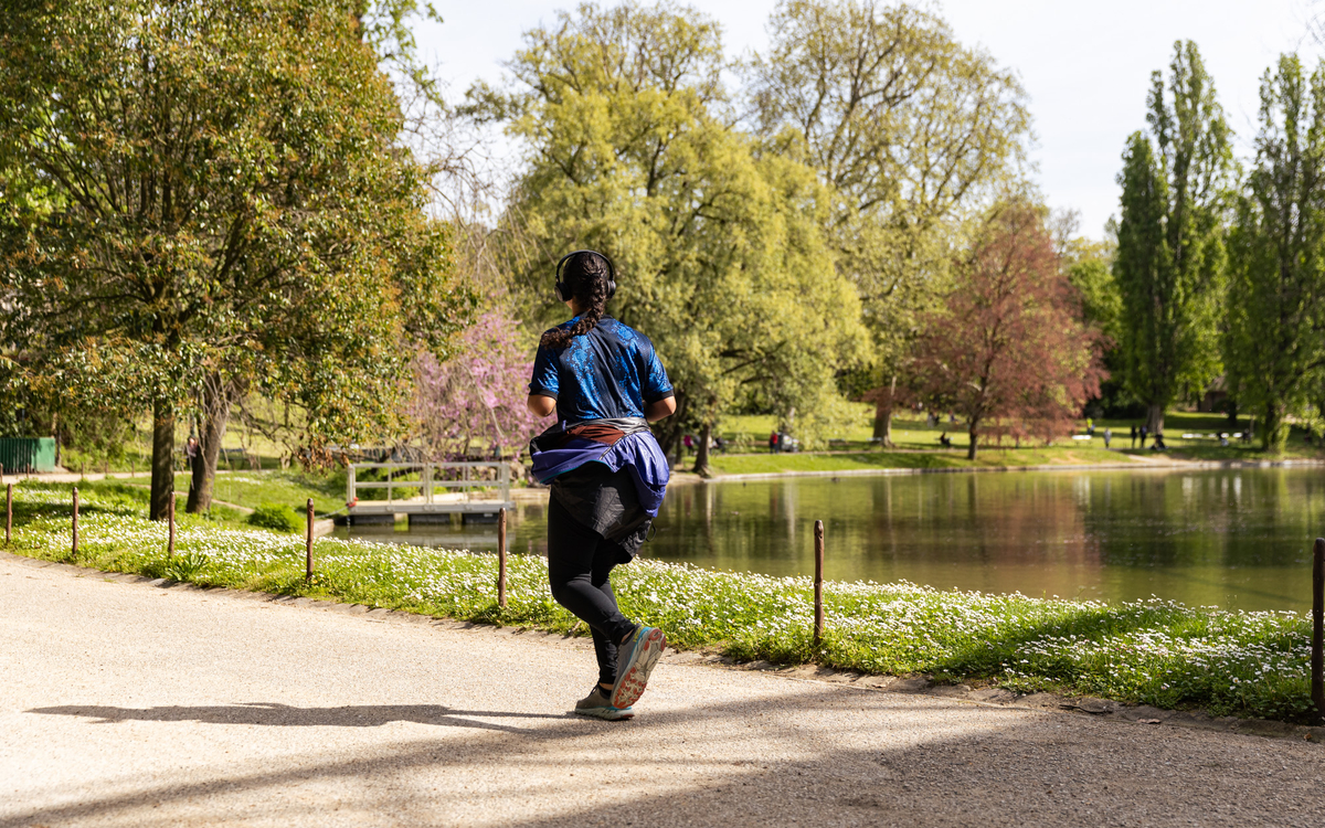Session jogging le long du lac des Buttes-Chaumont rempli d'eau à nouveau.