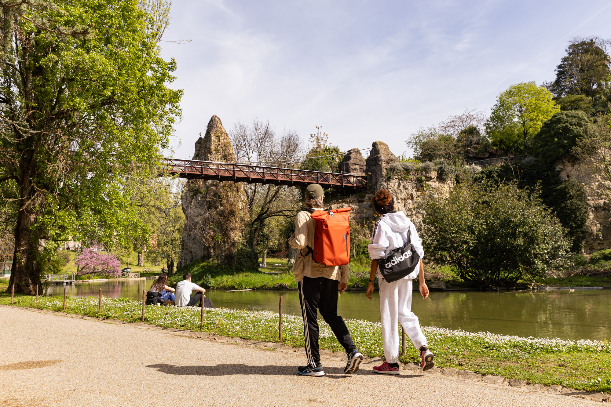 Promenade au bord du lac des Buttes-Chaumont rempli d'eau à nouveau.