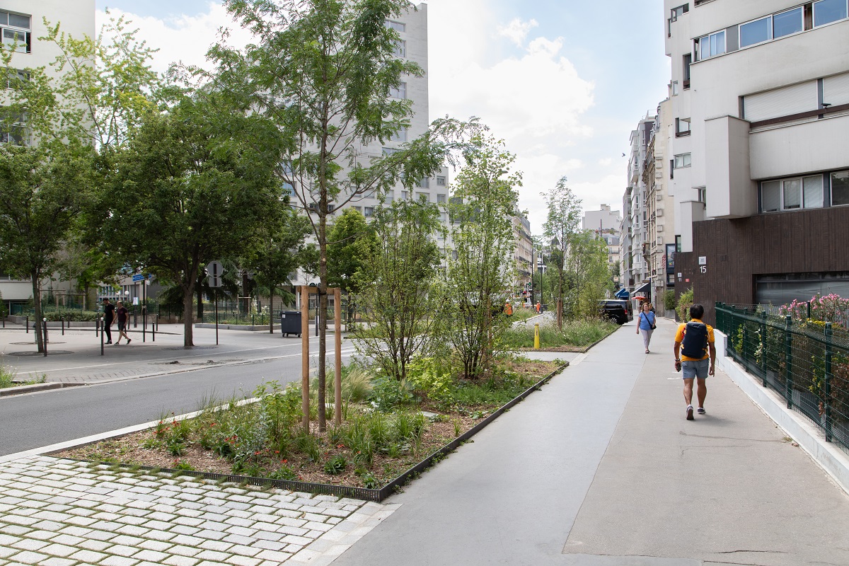 La rue Érard dans le quartier Jardin de Reuilly (12e), réaménagée et végétalisée