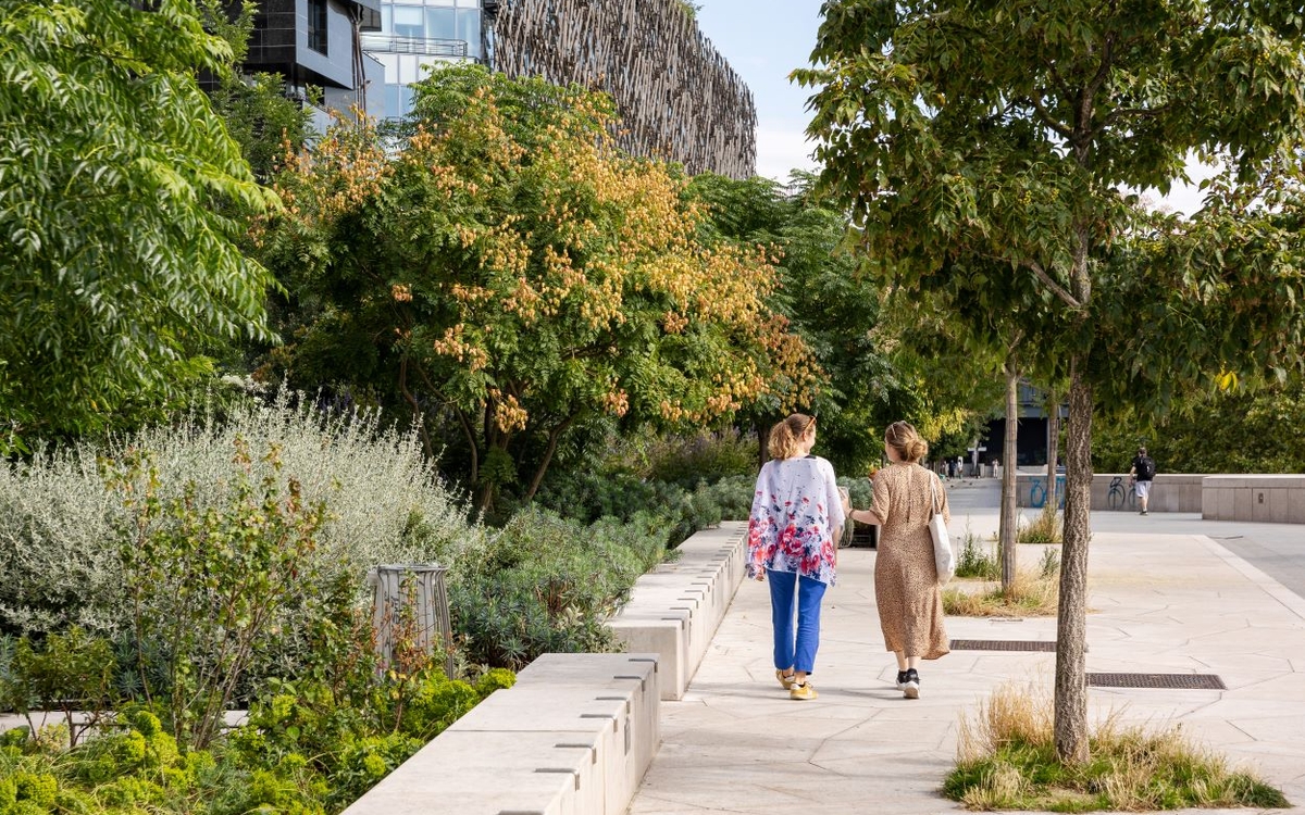 Deux personnes marchent sur la promenade piétonne et végétalisée Levi-Strauss dans le 13e.