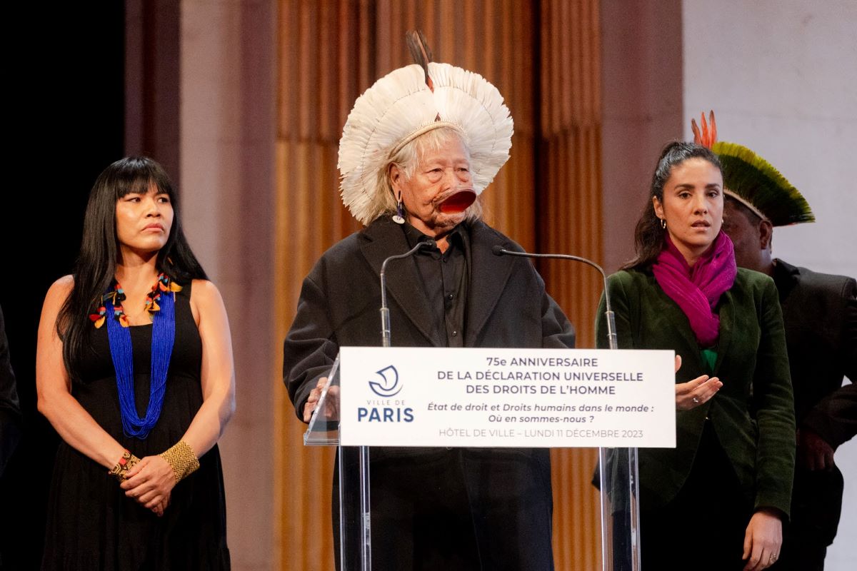 Intervention de Raoni Metuktire, un des grands chefs du peuple kayapo et citoyen d’honneur de la Ville de Paris, 11 décembre 2023.