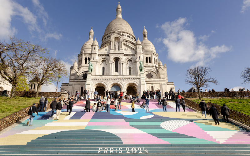 Habillage des marches du square Louise Michel (Montmartre) pour les JOP