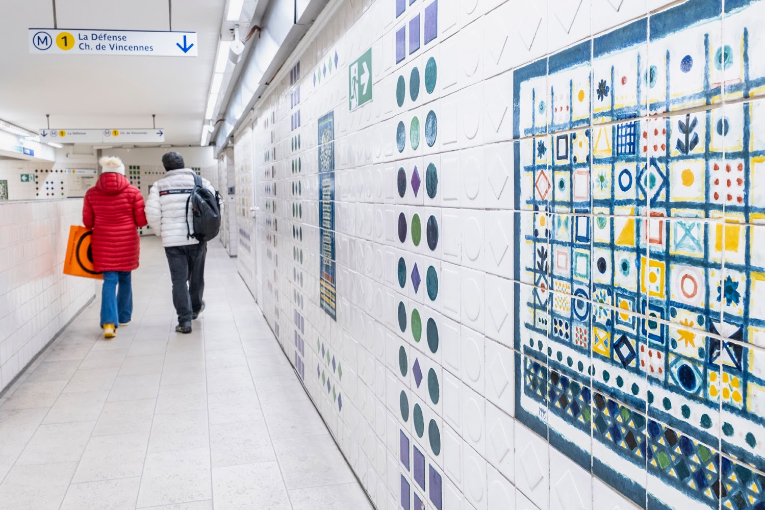 Les azulejos de la Station Champs-Elysées Clemenceau, par l'artiste portugais Manuel Cargaleiro