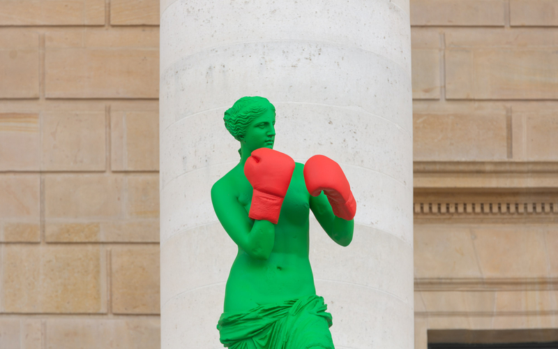 Statuettes de la Vénus de Milo de Laurent Perbos à l'Assemblée nationale.