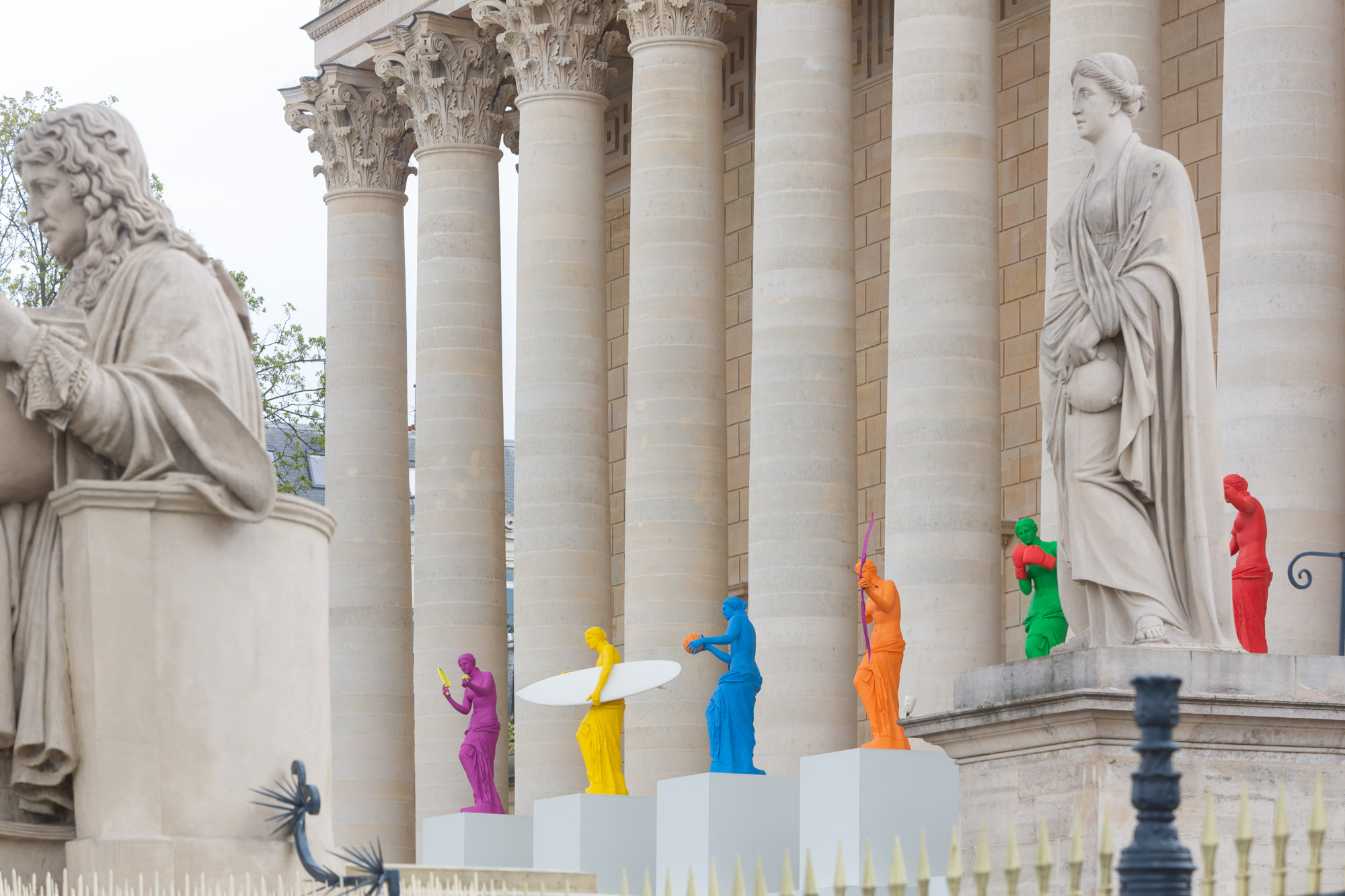 Statuettes de la Vénus de Milo de Laurent Perbos à l'Assemblée nationale.