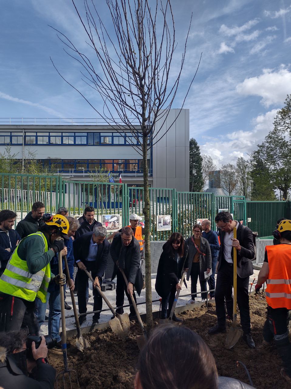 La maire de Paris et le maire du 20e plante un arbre rue Le Vau