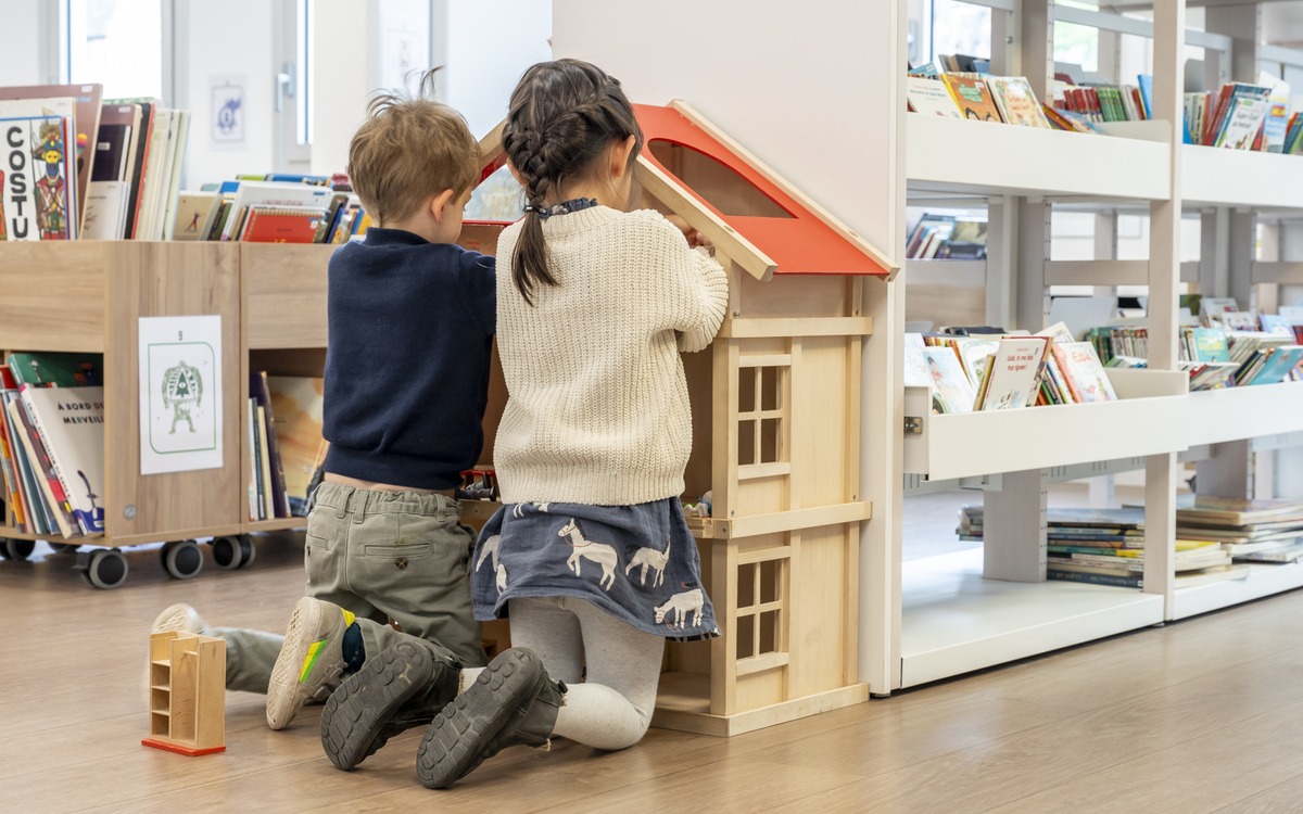 Enfants jouant en biblitothèque