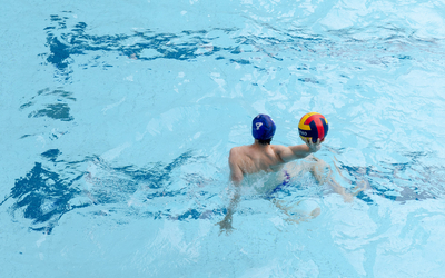 Match de water polo lors de l' inauguration de la piscine Georges Vallerey.