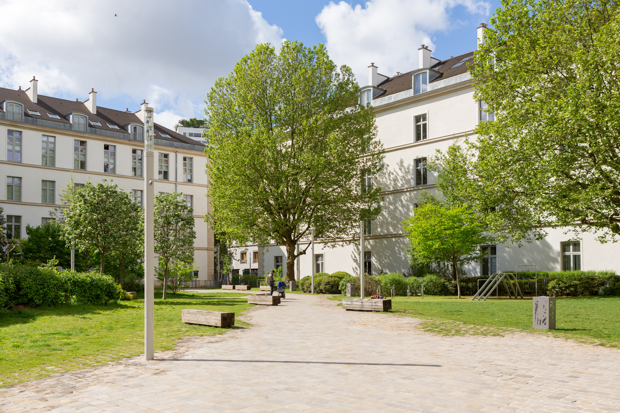Caserne de Reuilly (12e).