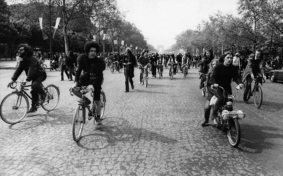 photo en noir et blanc d'une manifestation en vélo à Paris en 1972