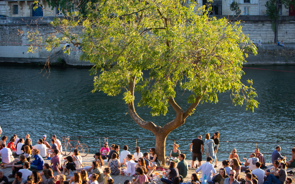 Des Parisiens sur un quai ensoleillé