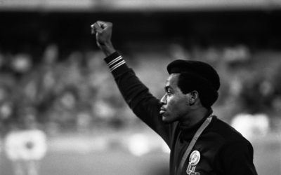 Des athlètes américains manifestent contre la discrimination raciale aux États-Unis en serrant le poing. L'athlète américain Lee EVANS, vainqueur du 400 m en 43,86 sec. 1968.