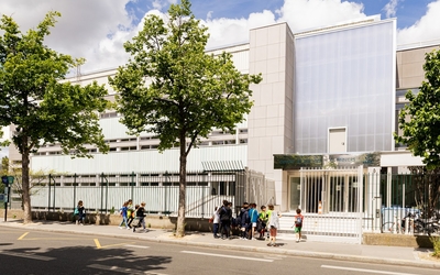 Façade du Centre sportif des Poissonniers, rénové pour les Jeux olympiques dans le 18e 